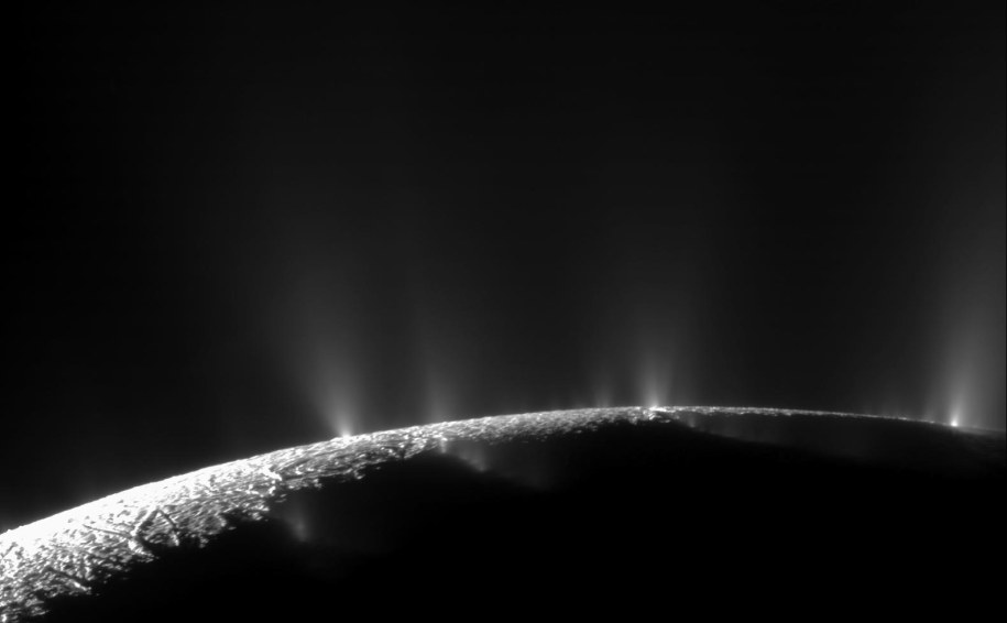 Gejzery na biegunie południowym księżyca Saturna, Enceladusa /NASA/JPL/Space Science Institute /Materiały prasowe