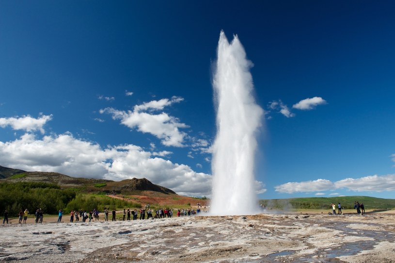 Gejzery na Islandii to nieodzowny punkt każdej podróży podczas wakacji /123RF/PICSEL