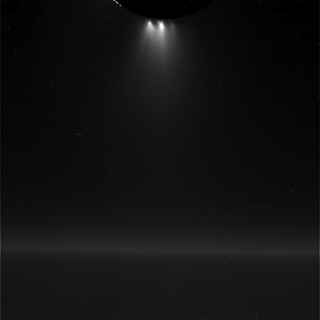 Gejzery obserwowane przy okazji przelotu nad biegunem południowym Enceladusa /NASA/JPL-Caltech/Space Science Institute /materiały prasowe