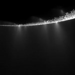 Gejzery tryskające życiem na powierzchni jednego z księżyców Saturna?