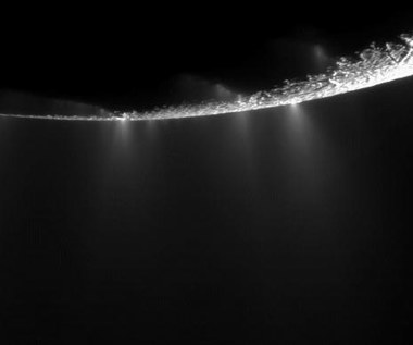 Gejzery tryskające życiem na powierzchni jednego z księżyców Saturna?