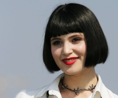 Gemma Arterton rozpoczęła karierę aktorską jako nastolatka, występując w amatorskich przedstawieniach teatralnych. Studiowała w Royal Academy of Dramatic Art, a w 2007 roku zadebiutowała w teatrze. W tym samym roku po raz pierwszy pojawiła się przed kamerą. W "Dziewczynach z St. Trinian" wcieliła się w przewodniczącą klasy w prywatnej szkole dla dziewcząt, która opracowuje plan, mający zapobiec zamknięciu placówki. Arterton wystąpiła także w sequelu filmu z 2009 roku. Oba stanowiły reboot serii popularnych angielskich komedii.