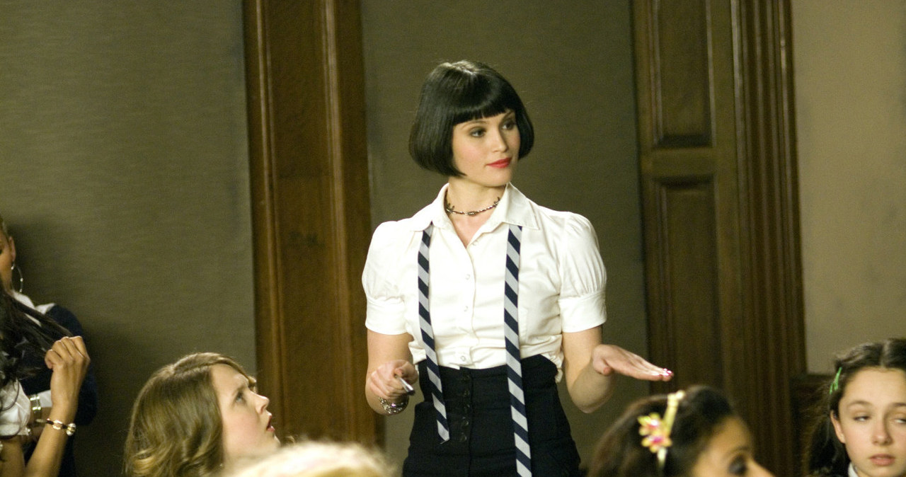 Gemma Arterton w filmie "Dziewczyny z St. Trinian" (2007) /materiały prasowe