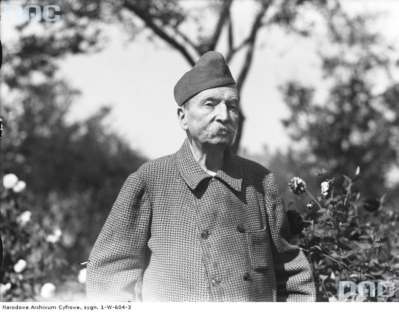 Gen. broni Karol Trzaska-Durski w swoim ogrodzie, 1934 /Z archiwum Narodowego Archiwum Cyfrowego