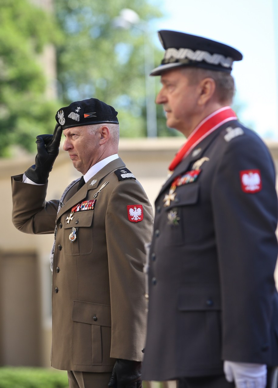 Gen. dyw. Mirosław Różański (po lewej) i dotychczasowy dowódca gen. Lech Majewski /Rafał Guz /PAP