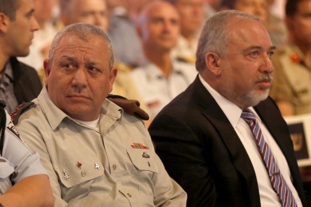 Gen. Gadi Eizenkot i Awigdor Lieberman /ABIR SULTAN /PAP/EPA