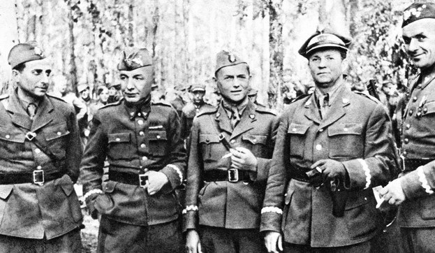 Gen. Karol Świerczewski (drugi od lewej) na zdjęciu z 1944 r. /Laski Diffusion /East News