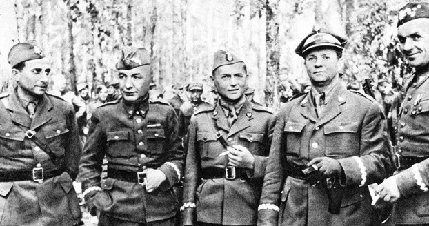 Gen. Karol Świerczewski (drugi od lewej) na zdjęciu z 1944 r. /Laski Diffusion /East News