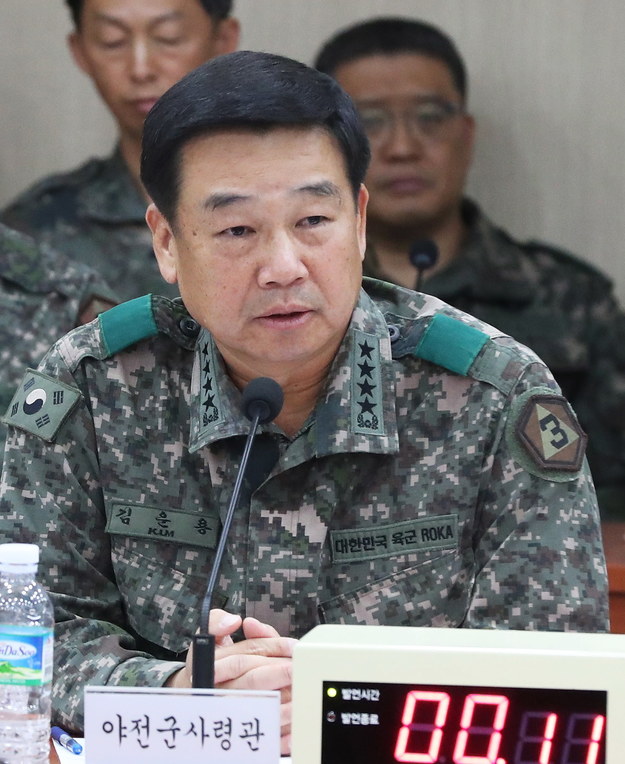 Gen. Kim Woon-yong, jeden z dowódców wojsk stacjonujących w pobliżu Seulu /	PAP/EPA/YONHAP /PAP/EPA