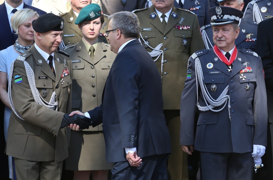 Gen. Mirosław Różański, prezydent Bronisław Komorowski i dotychczasowy dowódca, gen. Lech Majewski podczas uroczystości przekazania dowództwa generalnego /Rafał Guz /PAP