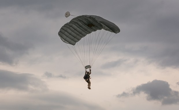 Gen. Polko tłumaczy, dlaczego spadochroniarze wylądowali nie tam, gdzie trzeba