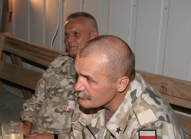 Gen. Potasiński (na drugim planie gen. Czerwiński, dowódca V zmiany w Iraku) w bazie Echo w Diwaniji /INTERIA.PL