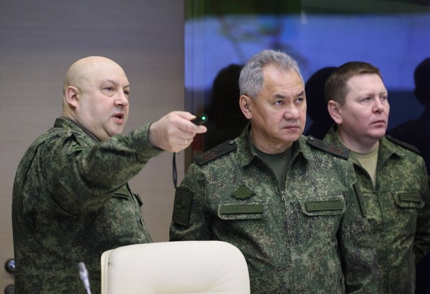 Gen. Siergiej Surowikin (z lewej) i minister obrony Rosji Siergiej Szojgu /GAVRIIL GRIGOROV/SPUTNIK/KREMLIN/POOL /PAP/EPA