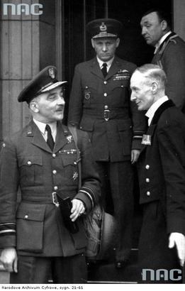 Gen. Stanisław Ujejski - inspektor generalny Polskich Sił Powietrznych (pierwszy z lewej) /Z archiwum Narodowego Archiwum Cyfrowego