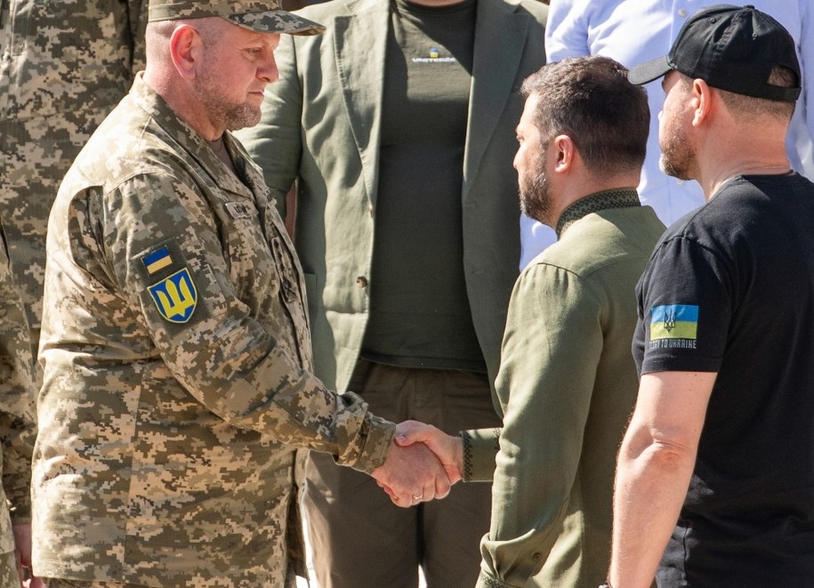 Gen. Wałerij Załużny (z lewej) i prezydent Ukrainy Wołodymyr Zełenski /Vladyslav Musiienko /PAP