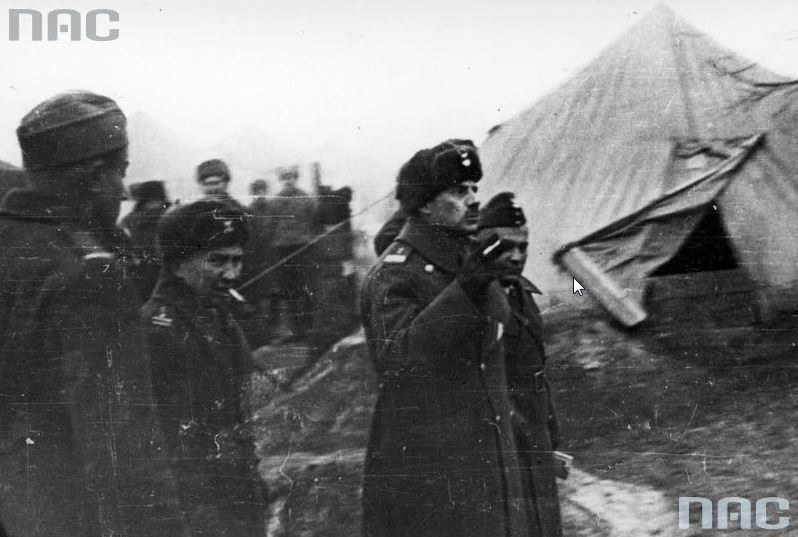 Gen. Władysław Anders dokonuje inspekcji oddziałów Armii Polskiej w ZSRR /Z archiwum Narodowego Archiwum Cyfrowego