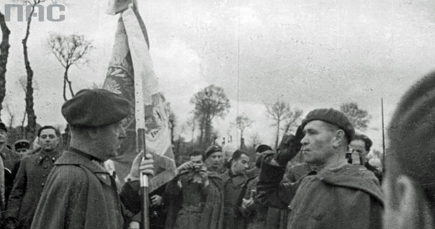 Gen. Władysław Sikorski wręcza sztandar Samodzielnej Brygady Strzelców Podhalańskich jej dowódcy gen. Zygmuntowi Szyszko-Bohuszowi. Malestroit, Francja, 10 kwietnia 1940 r. /Z archiwum Narodowego Archiwum Cyfrowego