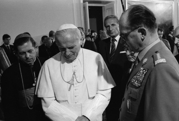 Gen. Wojciech Jaruzelski podczas spotkania z Janem Pawełem II w 1983 roku /Cezary Langda /PAP