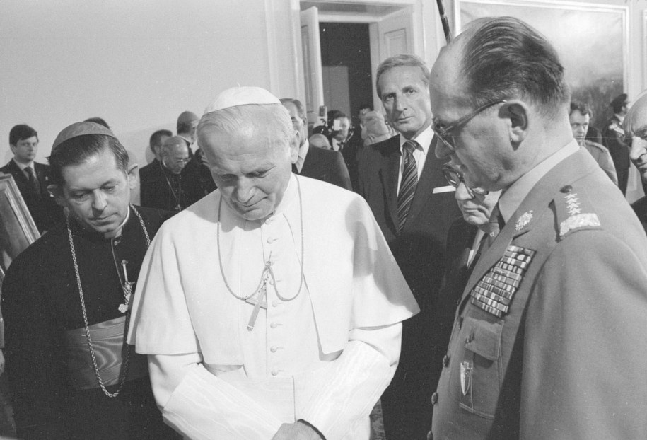 Gen. Wojciech Jaruzelski podczas spotkania z Janem Pawełem II w 1983 roku /Cezary Langda /PAP