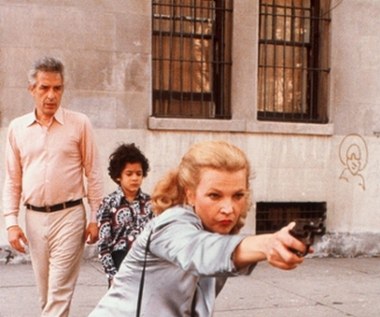Gena Rowlands na planie gangsterskiego filmu "Glora" (1980), który przyniósł jej kolejne nominacje do Złotego Globu i Oscara. Wcieliła się w nim w żonę gangstera, która zmuszona jest z kilkuletnim chłopcem do ucieczki przed mafią. Aktorce przygląda się mąż i reżyser filmu John Cassavetess. 
