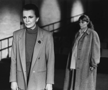 Gena Rowlands pojawiała się też w filmach innych uznanych reżyserów. Woody Allen obsadził ją w swej nietypowej "Innej kobiecie" (na zdjęciu), pojawiła się również w "Światłości dnia" (1987) Paula Schradera oraz "Jednej rundzie" (1991) Lasse Hallströma.