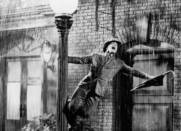 Gene Kelly śpiewający w strugach deszczu to jedna z najsłynniejszych scen w historii kina /