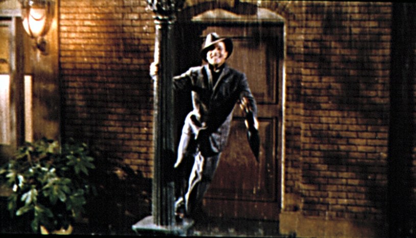 Gene Kelly w najsłynniejszej ekranizacji Deszczowej piosenki, fot.  Courtesy Everett Collection /East News