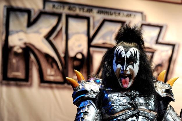 Gene Simmons z Kiss pokazuje język raperom (fot. Kevin Winter) /Getty Images/Flash Press Media