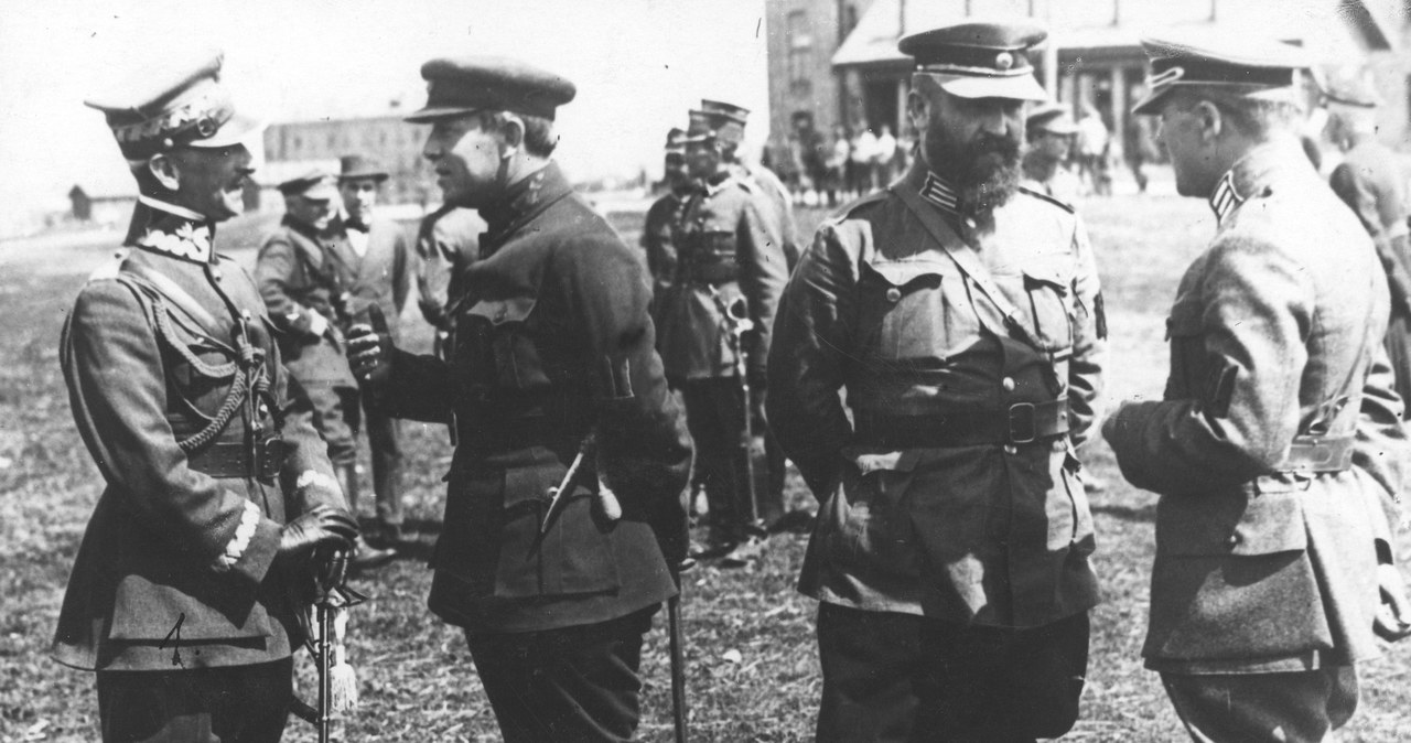 Generał Antoni Listowski (pierwszy z lewej) podczas rozmowy z atamanem Semenem Petlurą (drugi z lewej). Zdjęcie z wiosny 1920 roku /Z archiwum Narodowego Archiwum Cyfrowego
