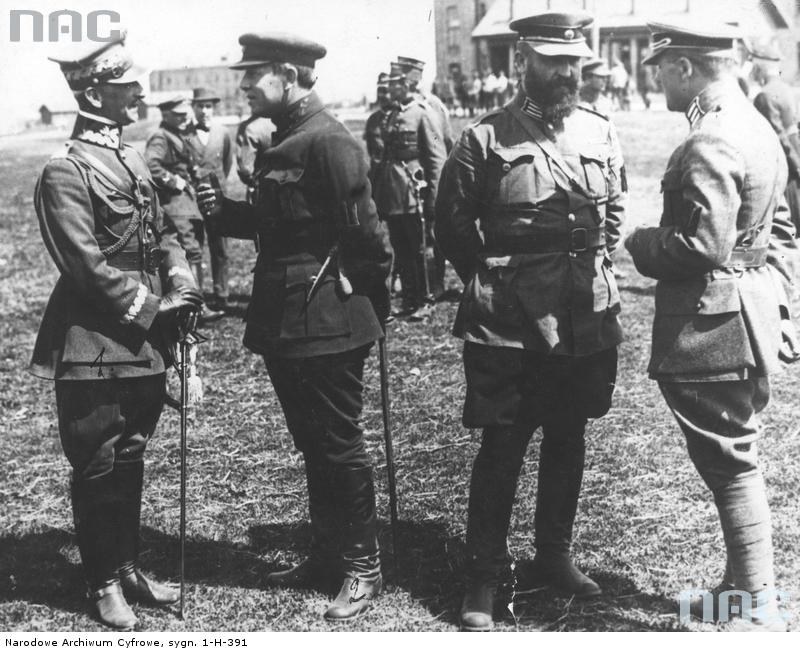 Generał Antoni Listowski (z lewej) podczas rozmowy z atamanem Semenem Petlurą (drugi z lewej). Marko Bezruczko z prawej /Z archiwum Narodowego Archiwum Cyfrowego