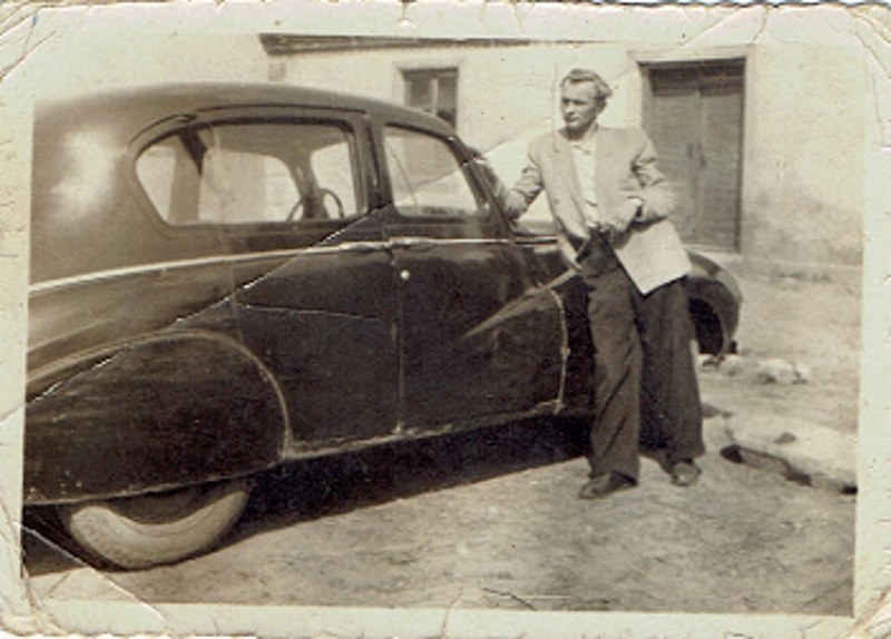 Generał brygady WP, Marian Wasilewski ze swoim ukochanym samochodem /Ardor Auctions /materiały prasowe