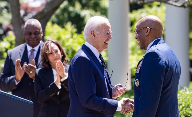 Generał C.Q. Brown z nominacją. "Więcej słucha, niż mówi" 