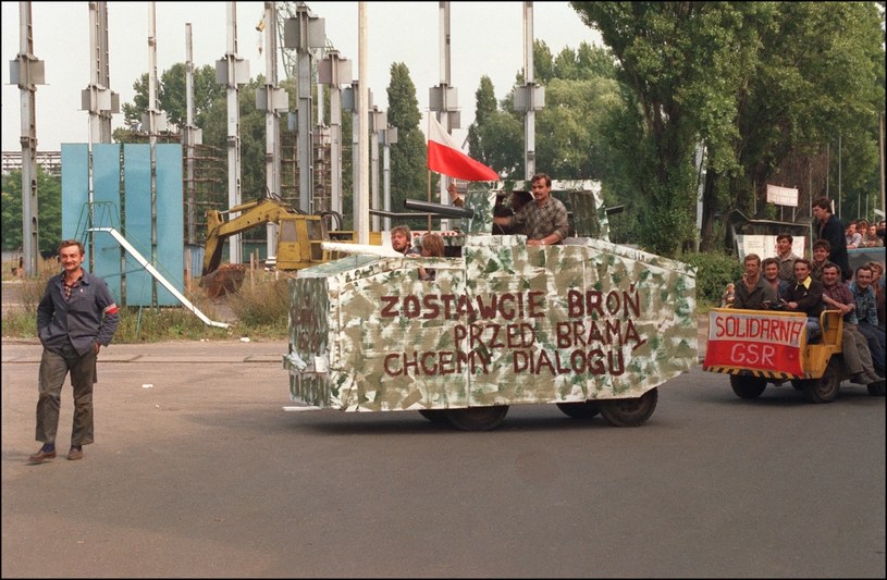 Generał Czesław Kiszczak zagroził strajkującym wprowadzeniem godziny milicyjnej oraz innymi nadzwyczajnymi środkami /MAREK DRUSZCZ /AFP