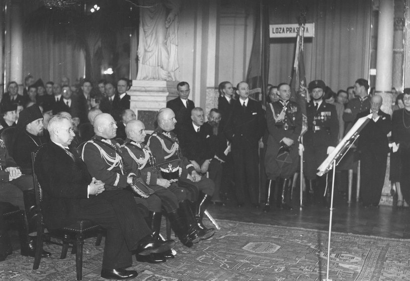 Generał Jerzy Wołkowicki (siedzi drugi z prawej) nie podzielił losu tysięcy polskich oficerów zamordowanych przez Sowietów w 1940 r. za sprawą kilku zdań wypowiedzianych 35 lat wcześniej /domena publiczna