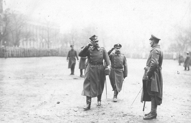 Generał Józef Dowbor-Muśnicki (1. z lewej, salutuje) podczas uroczystości zaprzysiężenia wojsk powstańczych i wręczenie sztandaru 1 Dywizji Strzelców Wielkopolskich /Z archiwum Narodowego Archiwum Cyfrowego