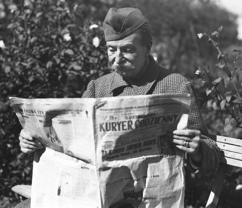 Generał Karol Trzaska-Durski relaksujący się przy lekturze IKC. Dąbrowski wiedział, że to obraz przyciąga uwagę w gazetach. Dlatego zadbał o stworzenie sieci własnych agencji fotograficznych w kraju i za granicą /Z archiwum Narodowego Archiwum Cyfrowego