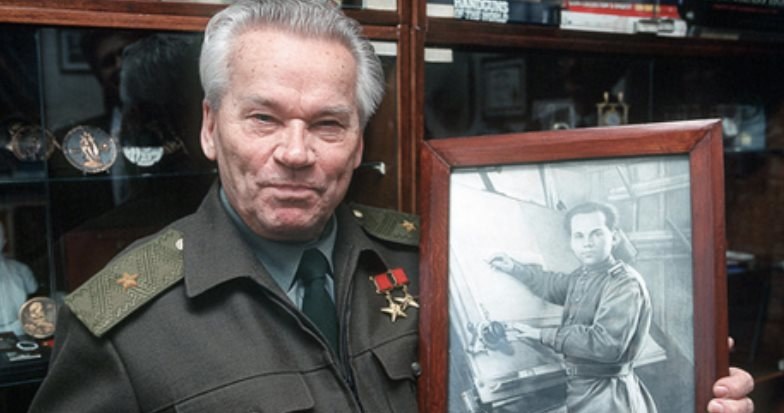 Generał Michaił Kałasznikow trzyma swoje zdjęcie z 1949 roku /materiały prasowe