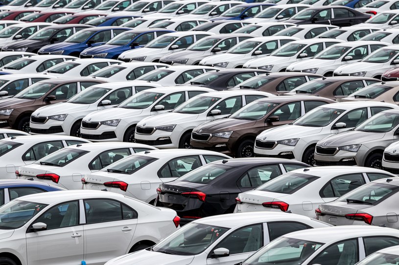 General Motors, Volvo, Volkswagen poinformowały, że zawieszają dostawy samochodów do Rosji /123RF/PICSEL
