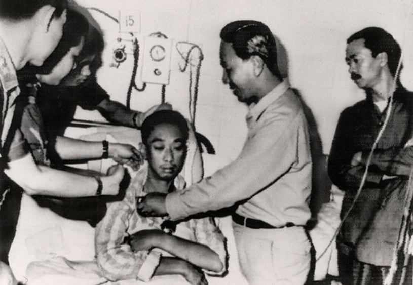 Generał Nguyen Ngoc Loan kilka razy został ranny podczas starć z Vietcongiem. Na zdjęciu odbiera odznaczenie od prezydenta Nguyen Van Thieu, leżąc w szpialu /Domena publiczna /INTERIA.PL/materiały prasowe