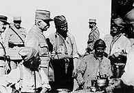 Generał Philippe Pétain wizytuje kwatery wojskowe, czerwiec 1917 /Encyklopedia Internautica