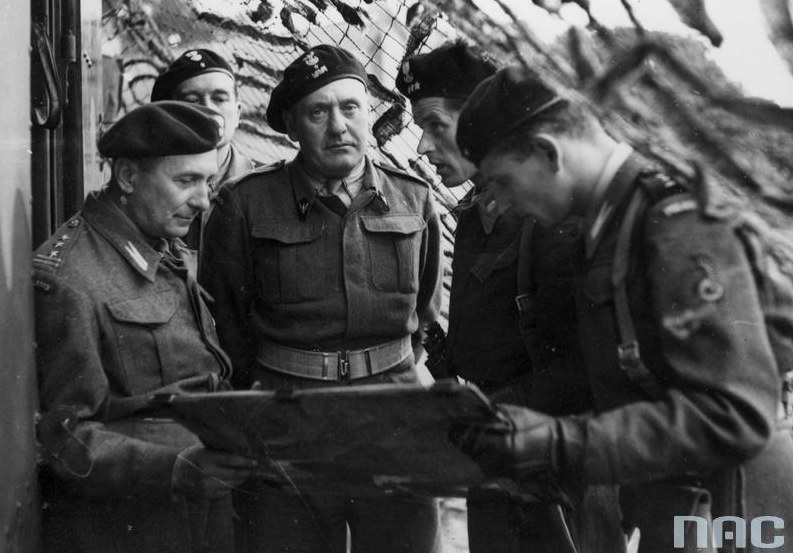 Generał Stanisław Maczek (w środku) w 1944 roku /AFP
