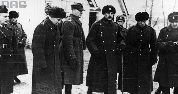 Generał Władysław Anders dokonuje inspekcji oddziałów Armii Polskiej w ZSRR. Na pierwszym planie po lewej płk Leopold Okulicki /Z archiwum Narodowego Archiwum Cyfrowego