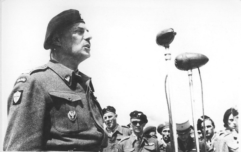 Generał Władysław Anders przemawia do żołnierzy (rok 1943) /reprodukcja FoKa /Agencja FORUM