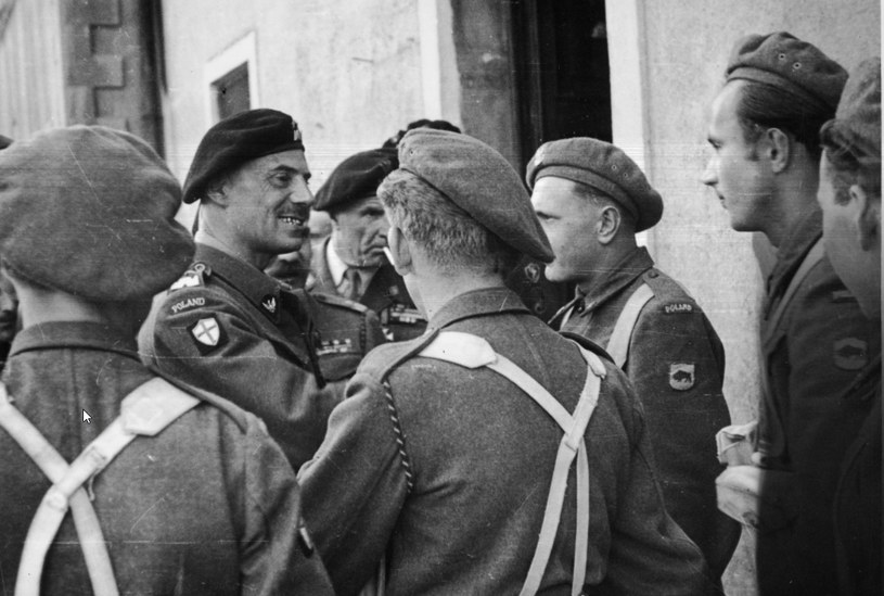 Generał Władysław Anders rozmawia z żołnierzami 5 Kresowej Dywizji Piechoty. /Z archiwum Narodowego Archiwum Cyfrowego