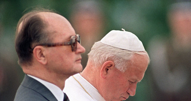 Generał Wojciech Jaruzelski i Jan Paweł II podczas pielgrzymki papieża do Polski /AFP