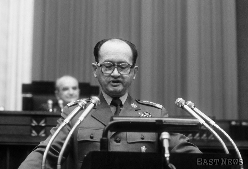 Generał Wojciech Jaruzelski, w jednej osobie pierwszy sekretarz KC PZPR, premier PRL i minister obrony PRL występuje w sejmie PRL w 1981 r. /Laski Diffusion /East News
