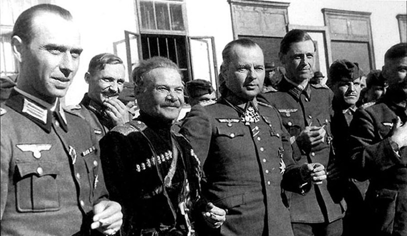 Generałowie Szkuro i Panwitz (stoją w środku) w sztabie XV Kozackiego Korpusu Kawalerii /Bundesarchiv /INTERIA.PL/materiały prasowe
