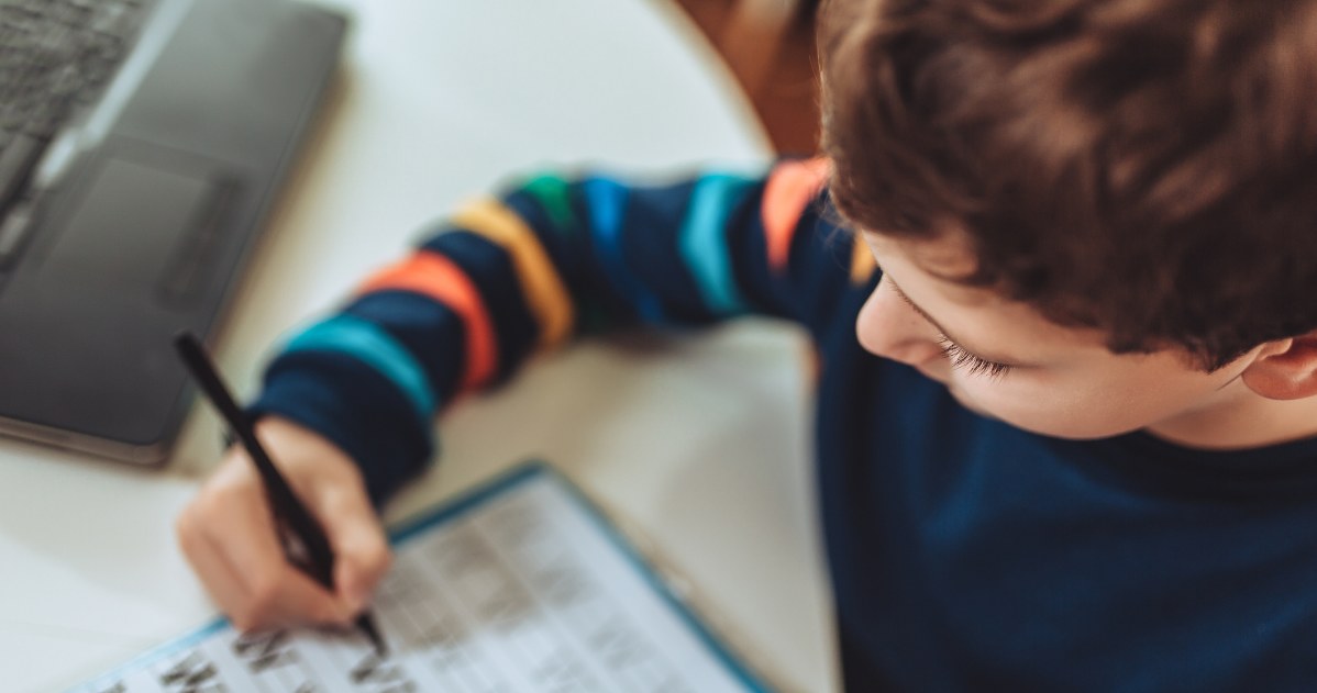 Genetyczna podatność na choroby neurodegeneracyjne nie musi objawiać się dopiero w późniejszym wieku - może już odcisnąć swoje piętno na strukturze mózgu i funkcjach poznawczych w okresie dzieciństwa /123RF/PICSEL