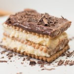 Genialne ciasto na majówkę. Bez pieczenia, znika szybkiej, niż się je robi 