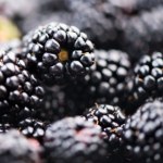 Genialne owoce dla kobiet po 50. Pomagają na męczący problem